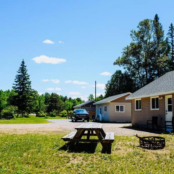 Four Seasons Algonquin Cabins, hotelli kohteessa Madawaska
