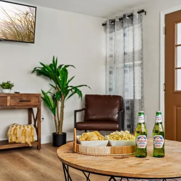 NEW! Clearwater Gem, 10 Min to Beach, 2 Min to Downtown Dunedin, King Bed, hotel v destinaci Clearwater