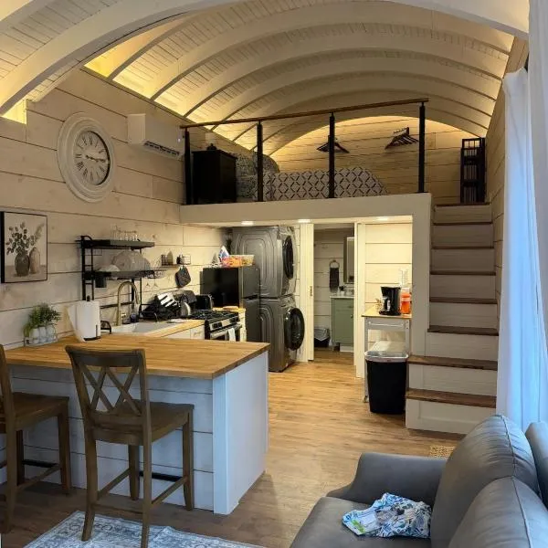 Backyard Tiny House in the Woods, hotel en Tolland