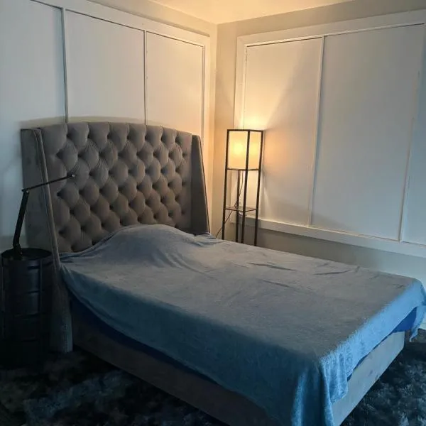 Burbank में, होटल Private room with Fridge - Mini Mansion