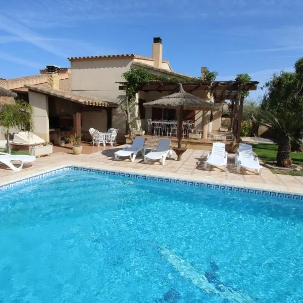Casa con Piscina Privada, Cerca del Mar, WiFi Gratis, Aire Opcional, Mascotas y Playa para Perros - ES-184-10, хотел в Риумар