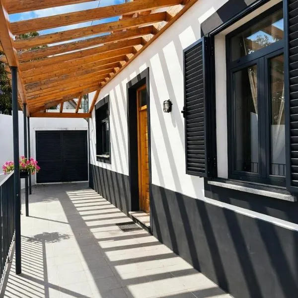 Spacious Boho 3BR House with Parking & Self Check-in, ξενοδοχείο στη Φουνσάλ