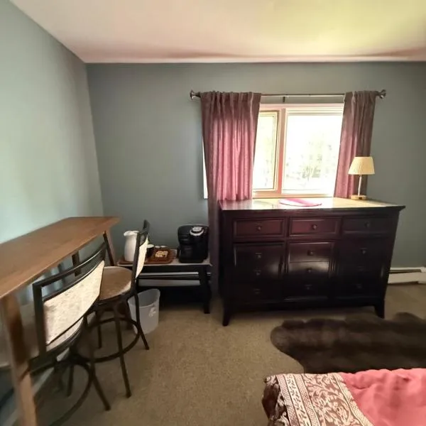 South Anchorage Marmot Nest home stay with shared bathroom, hotel ad Anchorage