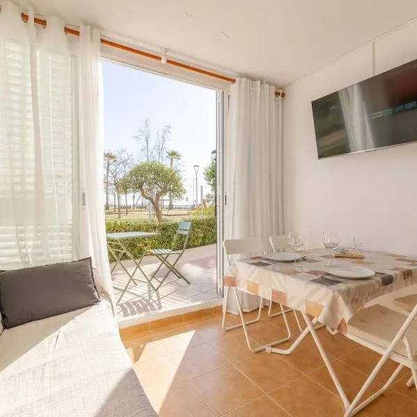 Planta baja en 1ª línea de playa, hotel i La Pineda