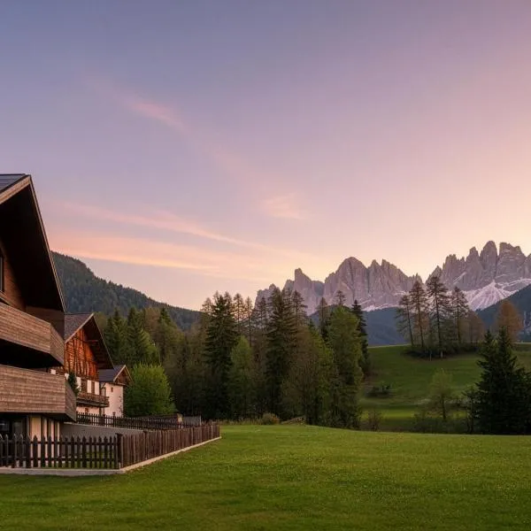 Trutscher Häusl in Villnöss - Chalet in den Dolomiten mit Blick auf die Geisler, хотел в Фунес