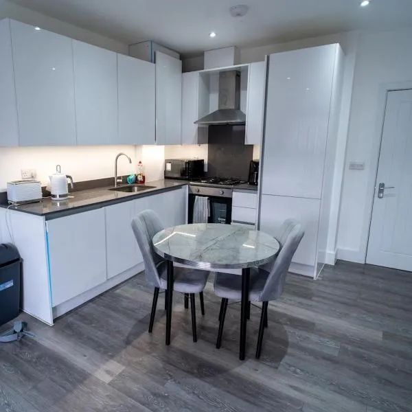 2 Bedroom penthouse flat in Dartford with free parking and next to station, viešbutis mieste Dartfordas