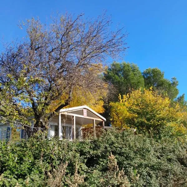 Camping Fontisson، فندق في Châteauneuf-de-Gadagne