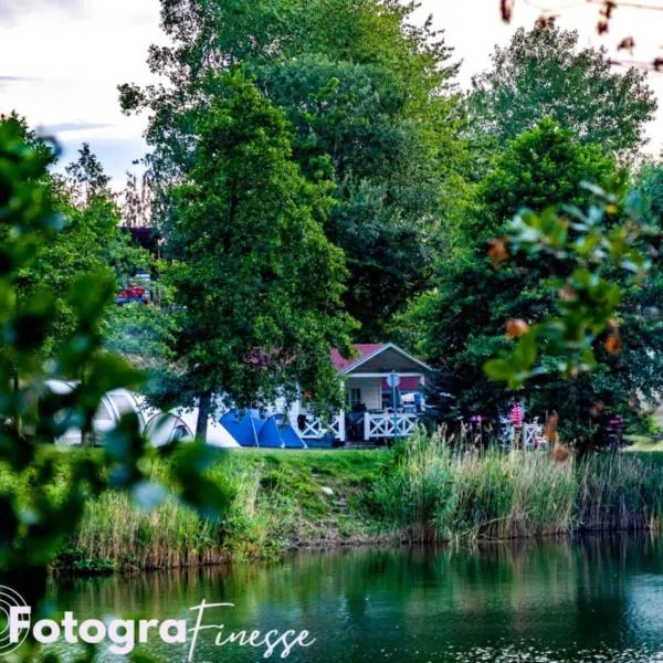 Forteca, rustykalne drewniane domki nad brzegiem stawu, łazienki współdzielone, hotel a Uciechów