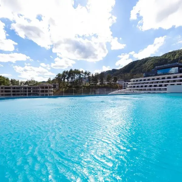 Phoenix Fairyland Hot Springs Hotel-best Grand Hotel l&swimming facilities-Sumptuous breakfast-only hot spring-10minute walk to the Town-free pick up, hotel in Fenghuang
