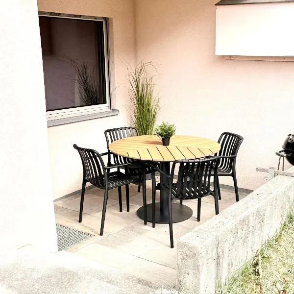 Ambiente Appartement C2 - moderne Ferienwohnung mit Terrasse in Leukerbad โรงแรมในลอยเคอร์บัด