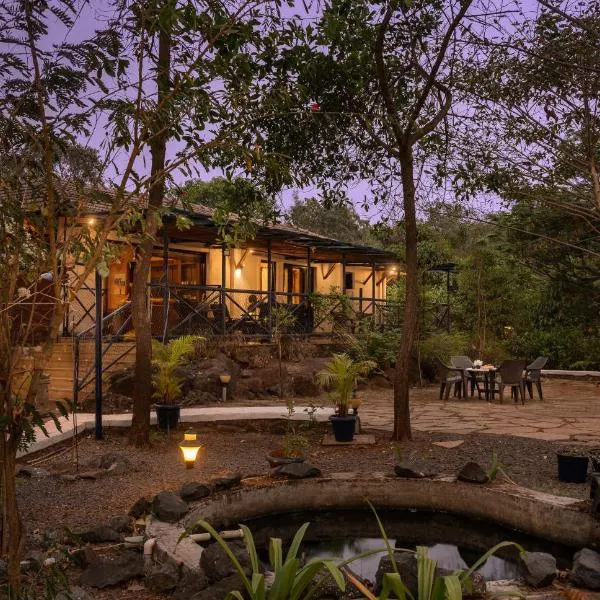 SaffronStays Terra Soul - 3BR eco-luxury pet-friendly pool villa with gazebos, bar & fish pond near Imagica & Pali Temple، فندق في Jambhulpāda