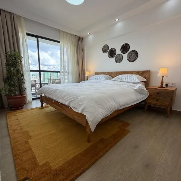 Luxury 2BR, King & Queen Beds, 13th Floor City Views, Pool & Gym, Westlands, hotelli kohteessa Nairobi