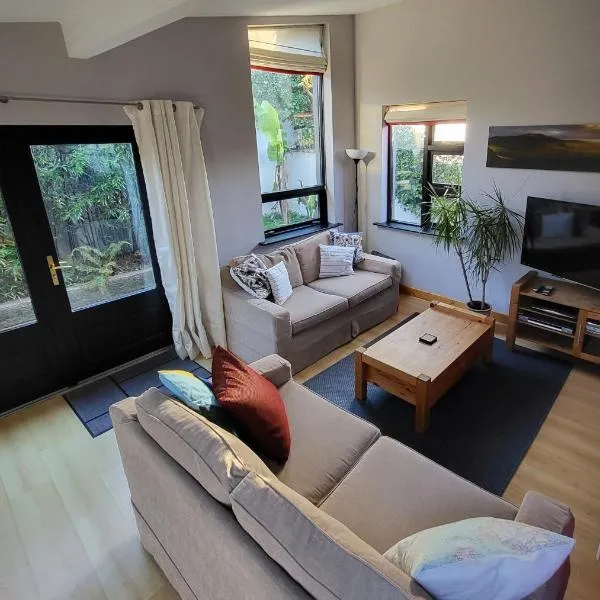 Booterstown에 위치한 호텔 Bright spacious mews in great location