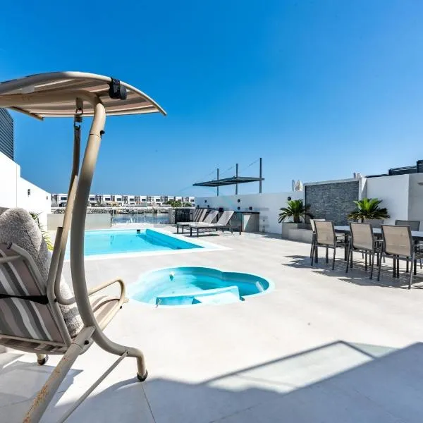 Pool and Sea Views 4BR and Maids Room Villa with Private Pool, Kid's Pool and BBQ Facility, Sharm - Al Dana Villa, Al Dana Island by Deluxe Holiday Homes, hotel a Fujairah