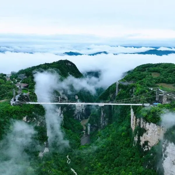Zhangjiajie Grand Canyon Hotel - Free pick-up from the Grand Canyon Glass Bridge Scenic Area to the hotel - Paid equestrian show - About 25 minutes drive to the Forest Park Scenic Area-Luggage storage, хотел в Жангжиаже