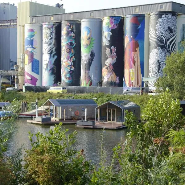 Wikkelboats at Tramkade Den Bosch, hotell i Orthen