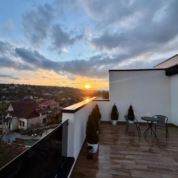 Viesnīca Modern Penthouse with Large Terrace & Stunning Sunset Views Kišiņevā