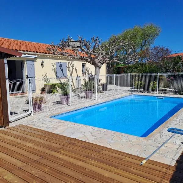 Maison de vacances avec 4 chambres-Piscine-Clim-WiFi, hotell i Claira