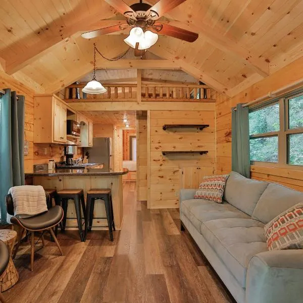 River Cabin Hot Tub & Swim Spa Near Downtown, hótel í Chattanooga