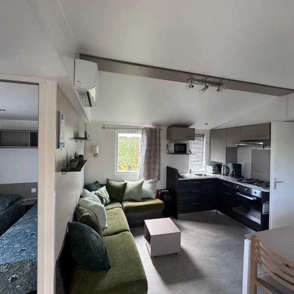 Bungalow 184B 6 personnes Wi-Fi Camping 4 étoiles Lac des Rêves, viešbutis mieste Perolis