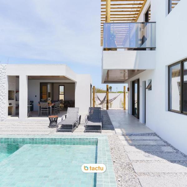 Flamboyant: casa moderna no Praia Canoé c/ rooftop