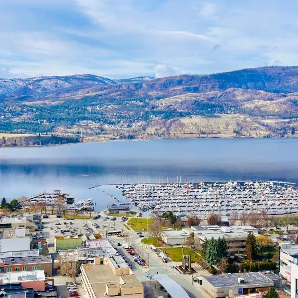 Stunning Million-Dollar Lakeview 2 Bedroom signature Loft with rooftop pool, hotel in Kelowna