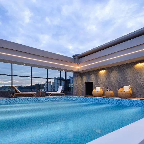 Phoenix Sky Pool Hotel-Newly Opened 2026 Free Pick-up Service Rooftop Infinity Pool Kids Playground On-site Café Near Fenghuang Scenic Area, hotel en Fenghuang