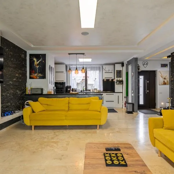 CosTan Home s Luxury House with Parking, отель в городе Bragadiru