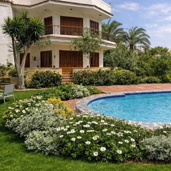 White Pearl Family Villa - Private Pool - AC - Very Big Garden - Up to 10 guests - 5- Min Walk to Beach, hotel a Alexandria