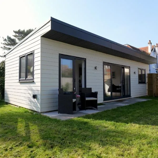Villa Maria Southbourne - 2 Mins to Beach - Coastal - Dog-Friendly - Modern Luxury - Large Private Garden - Private Access - Parking, hotel en Southbourne