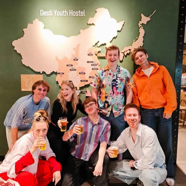 Qingdao Desti Youth Hostel-24H Reception&English Service& Cafe& Bar& Luggage Storage& Large Public Area, hotel di Qingdao