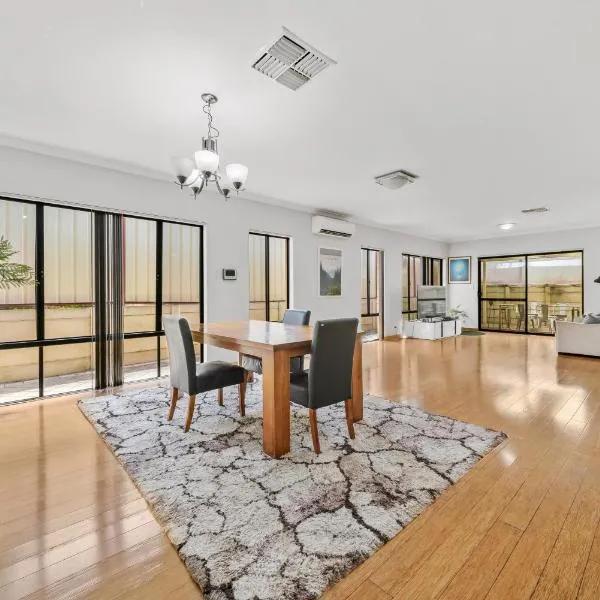 Perth Airport Stay 5BR House with 6 Beds &Parking, hotel i Perth