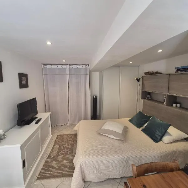Chambre indépendante, hotel u gradu Karkjeran