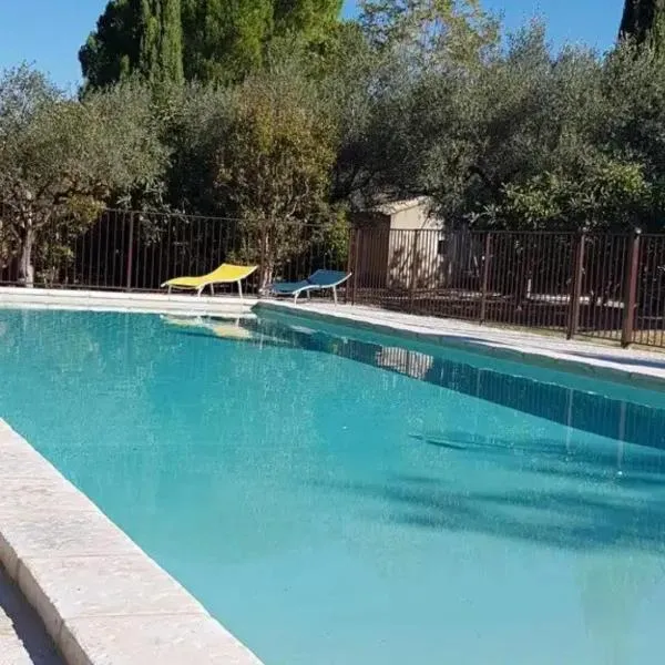 Gîte de charme 4P avec piscine et au calme、Mirabel-aux-Baronniesのホテル
