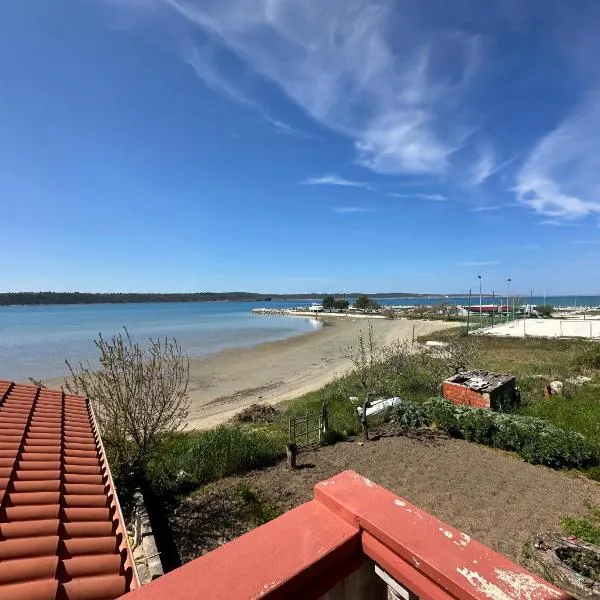 Villa M, App 4 - 6 persons direct on the seaside, 1st floor, hotel v destinácii Ljubač