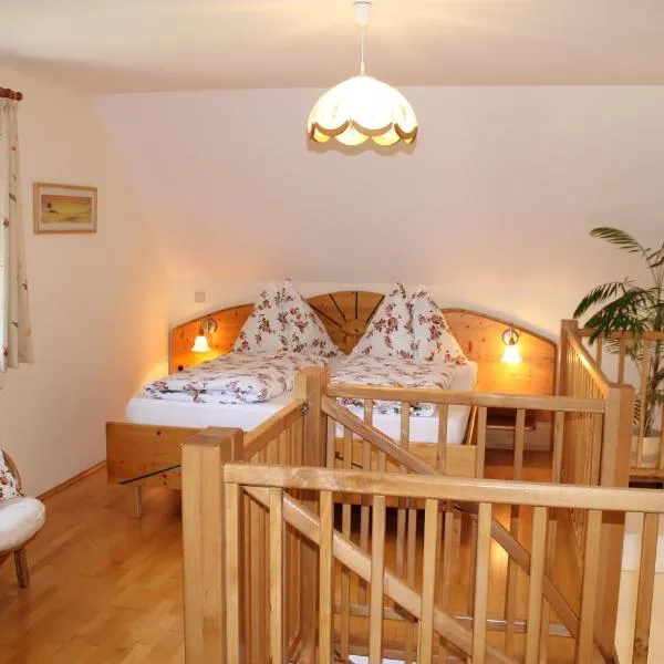 Landhaus Bender Ferienwohnung mit Terrasse und Garten, viešbutis mieste Straden