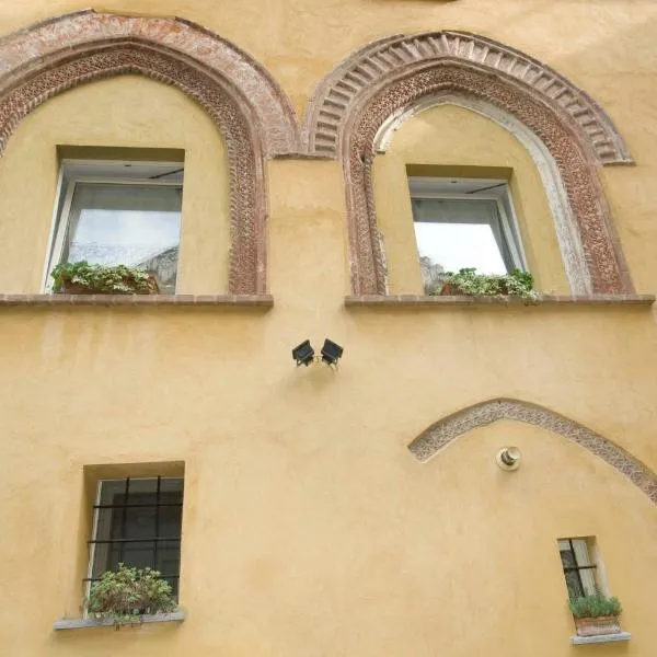 Archi del '400 Appartamento, hotel in Barolo