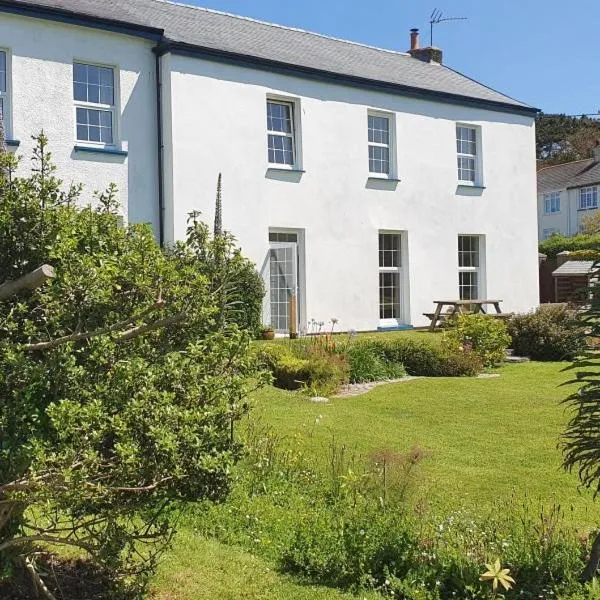 Old Vicarage Mortehoe Near Woolacombe 2 x sleeps 4 and 1 x sleeps 10 cottages, khách sạn ở Mortehoe