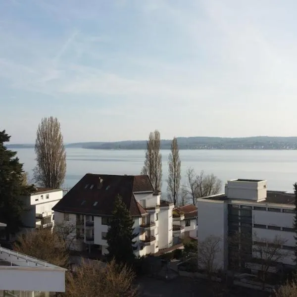 Penthouse mit Seeblick & Balkon, zentral, TG, hotell i Überlingen