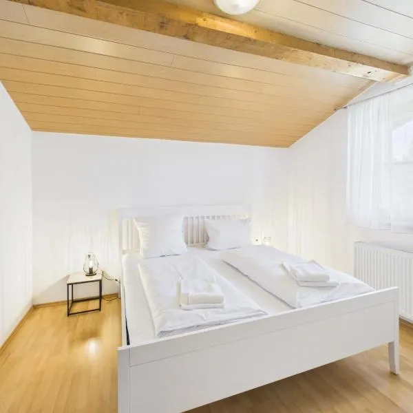 CROWN LIVING Krumbach Apartments - Ideal für Feriengäste, Geschäftsreisende und Monteure, Self Check-in, Parkplatz, Küche, hotel di Krumbach