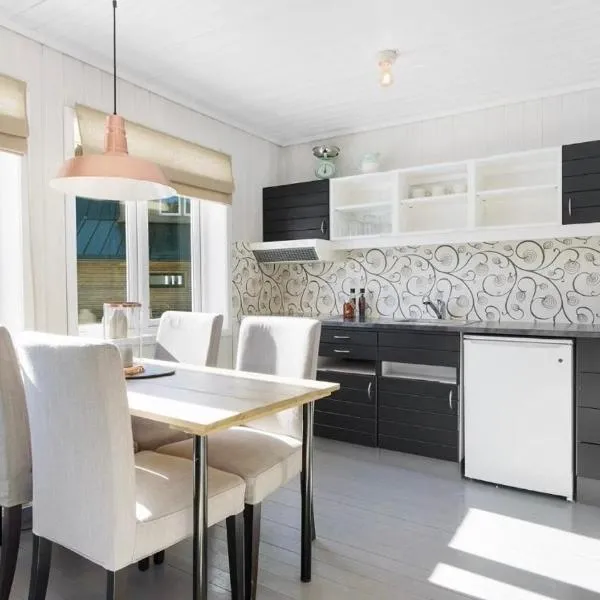 Small Cozy apartment with Wi-Fi, hotel i Tjørhom