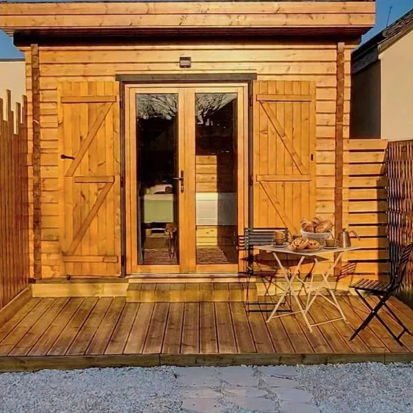 Chalet Cozy au calme avec terrace, parking et proche Orléans, hotel a Saran