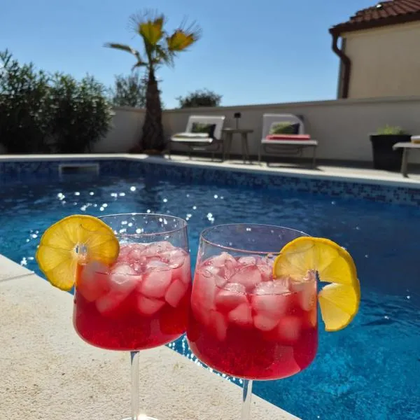 Vila VivaVir with 2x E-Scooter, private Pool & Grill – hotel w mieście Vir