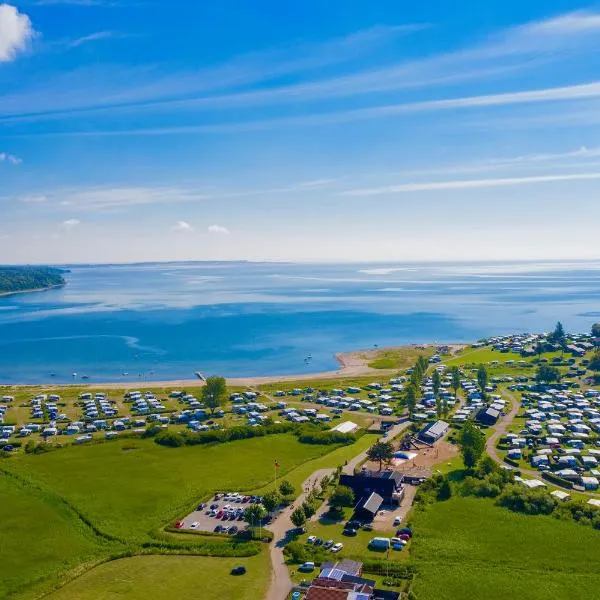 Vikær Strand Camping & Cottages, хотел в Diernæs