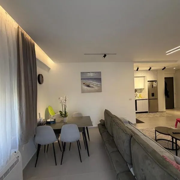 Mel Apt, hotel i Golem