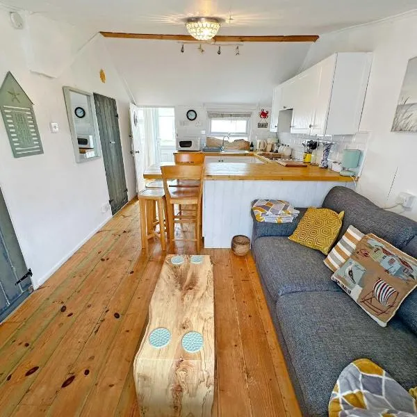 Cosy chalet by the sea, hotel in Bacton