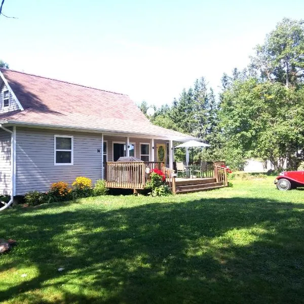 Little Eden Summer Beach Home, hotel i Long Creek