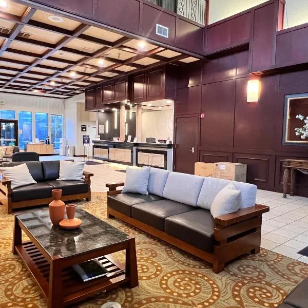 Ramada by Wyndham Tukwila Southcenter, hotel di Tukwila