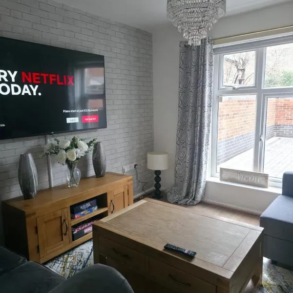 Casa Havilah - Contractor House Manchester Sleeps 4 Parking, Hotel in Manchester