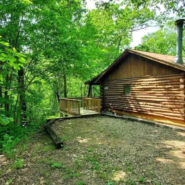 Intimate Log Cabin #2 at Wisteria, hotel di Eureka Springs